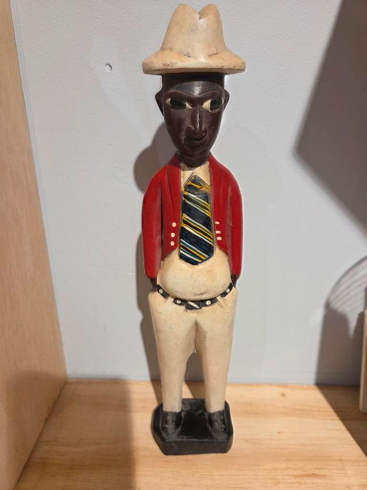 Hout gesneden afrikaans beeldje van man met hoed en pak, Antiek en Kunst, Kunst | Beelden en Houtsnijwerken, Ophalen of Verzenden