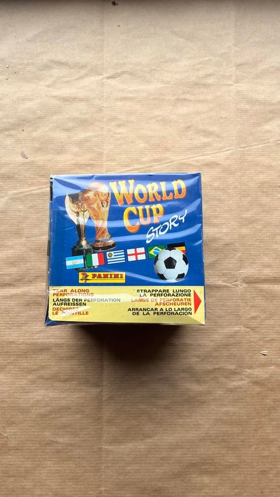 Panini World Cup Story 1990 Box - 50 pakjes, Ophalen of Verzenden, Nieuw, Overige sporten, Poster, Plaatje of Sticker