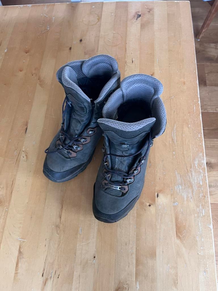 Lowa Bergschoenen - Maat 41.5 (7.5) - Weinig Gedragen, Sportschoenen, Ophalen of Verzenden, Grijs, Gedragen