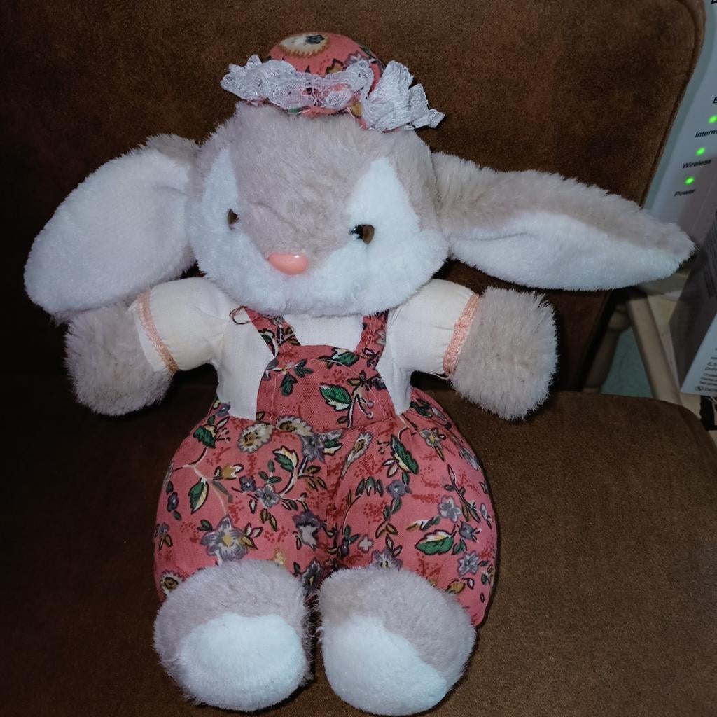 Vinatega haas / konijn met roze bloemetjes pak en hoedje., Ophalen of Verzenden, Gebruikt, Konijn