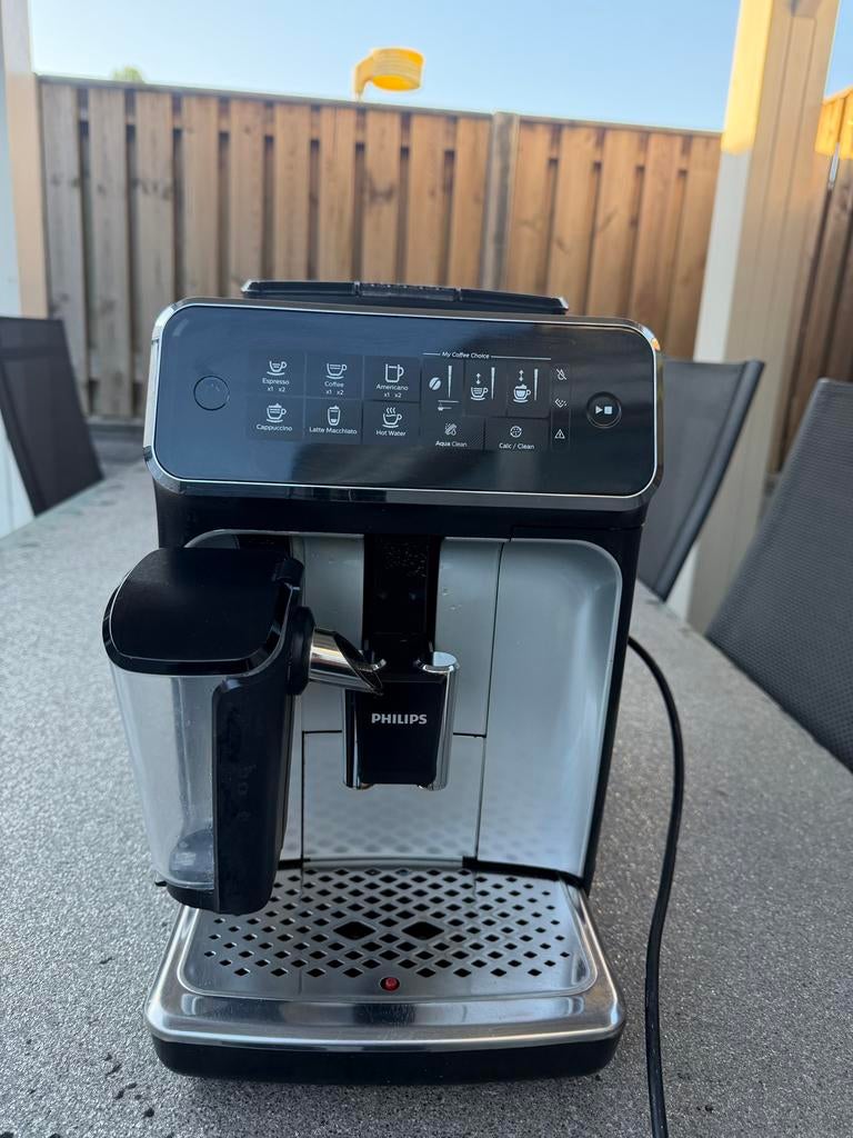 Philips LatteGo EP3246/70 Volautomatische Espressomachine, Witgoed en Apparatuur, Koffiezetapparaten, Afneembaar waterreservoir