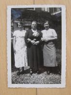 Kleine foto: Grootmoeder / oma met 2 kleindochters, 1937, Gebruikt, Foto, Ophalen of Verzenden, Voor 1940