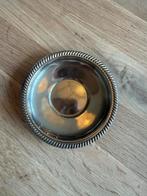 Twee verzilverde ronde schaaltjes met reliëfrand, Antiek en Kunst, Ophalen of Verzenden, Zilver