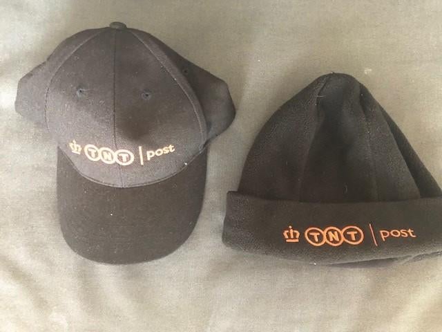 Zwarte pet, zwarte PostNL muts en groene baret., Kleding | Heren, Mutsen, Sjaals en Handschoenen, Ophalen of Verzenden, Zo goed als nieuw