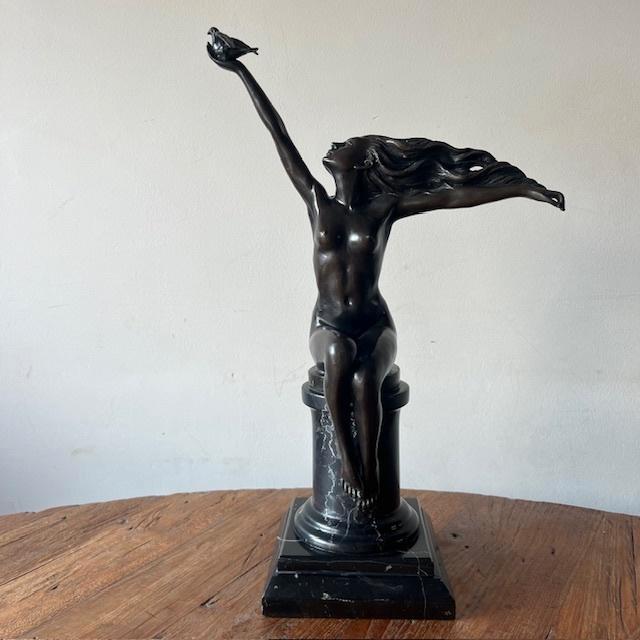Art Deco bronzen beeld – "AGENWARELLI" – vrouw met duif, Antiek en Kunst, Antiek | Koper en Brons, Brons, Ophalen