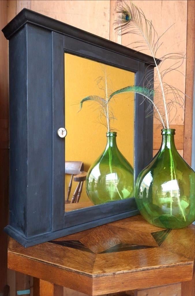 Zwart vintage spiegelkast, spiegel kast met 2 schappen, Ophalen, Minder dan 50 cm, Gebruikt, Vintage