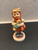 Vintage Hummel beeldje: Meisje met pop, Verzamelen, Beelden en Beeldjes, Ophalen of Verzenden, Zo goed als nieuw, Hummel