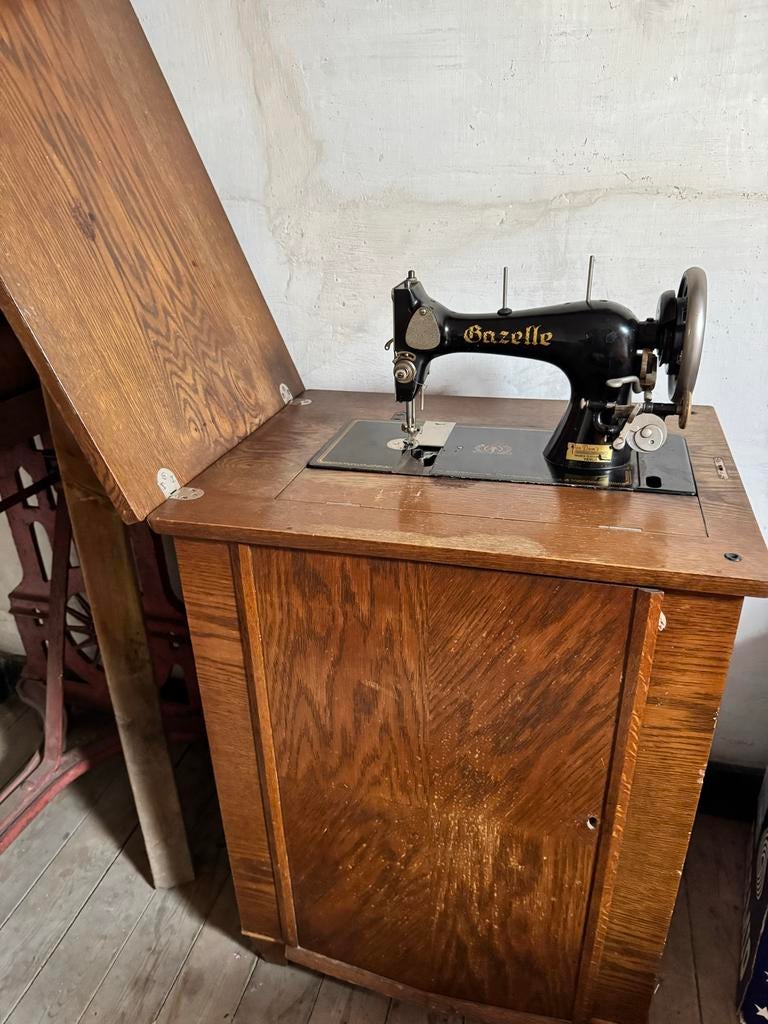 Antieke Gazelle naaimachine, Ophalen
