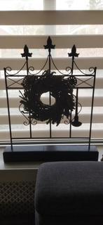 Raam scherm ijzer op houten voet met krans en lepel, Ophalen