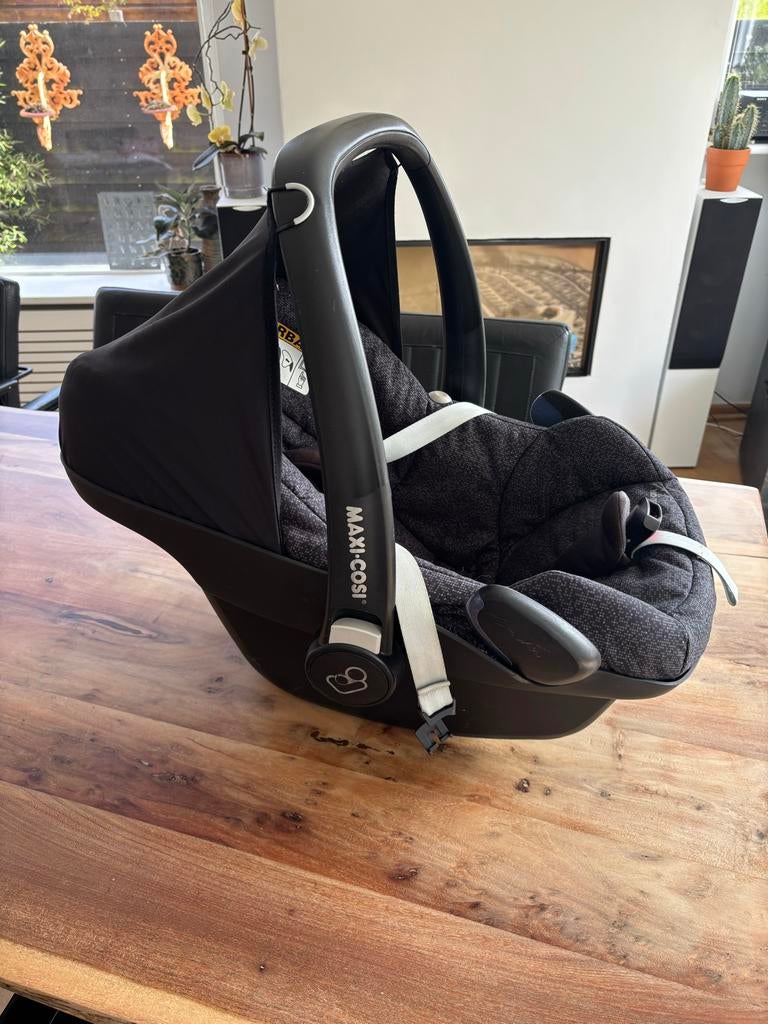 Maxi Cosi Pebble met zitkussen en voetenzak, Ophalen, Autogordel of Isofix, Gebruikt, 0 t/m 13 kg