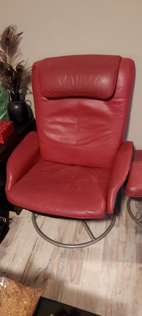 Rode leren relaxfauteuil met voetenbankje, Huis en Inrichting, Ophalen, Gebruikt, 75 tot 100 cm, Leer