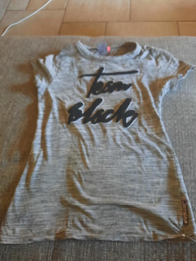 Zwart-grijs t-shirt 'team black' maat 164, Kinderen en Baby's, Kinderkleding | Maat 164, Jongen of Meisje, Ophalen of Verzenden