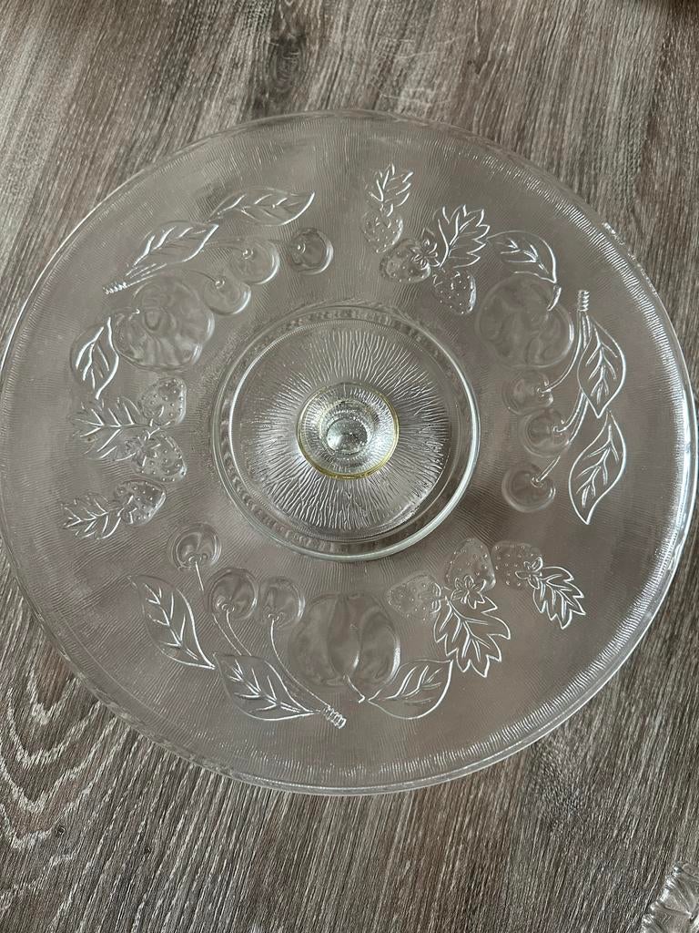 Glazen gebakschaal op voet met fruitmotief, Huis en Inrichting, Woonaccessoires | Schalen en Manden, Ophalen, Gebruikt, Schaal