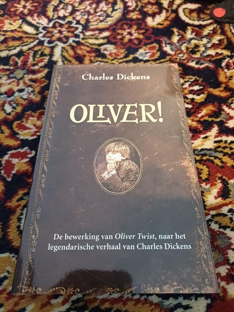 Oliver! De bewerking van Oliver Twist - Charles Dickens, Boeken, Ophalen of Verzenden, Zo goed als nieuw, Charles Dickens, Europa overig