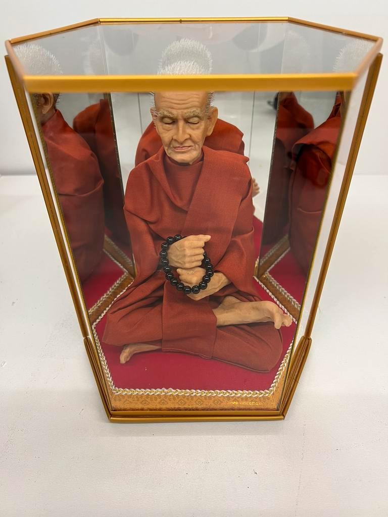 Monnik Thailand levens echt in vitrine, Huis en Inrichting, Woonaccessoires | Boeddhabeelden, Westerndeco, Nieuw, Ophalen of Verzenden