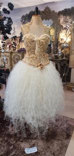 Prachtige brocante paspop met een unieke tule rok.