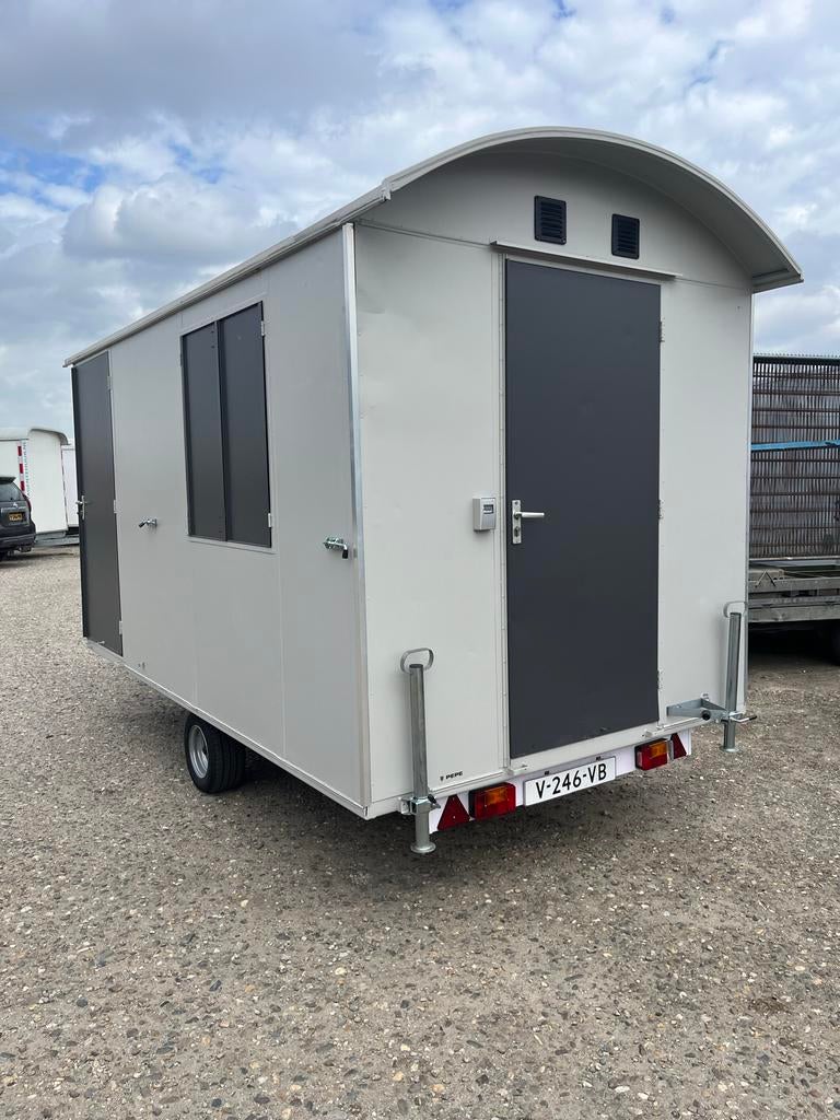 Te koop, Grijze schaftwagen, bouwkeet op wielen met berging., Ophalen, Nvt, Nvt, Gebruikt