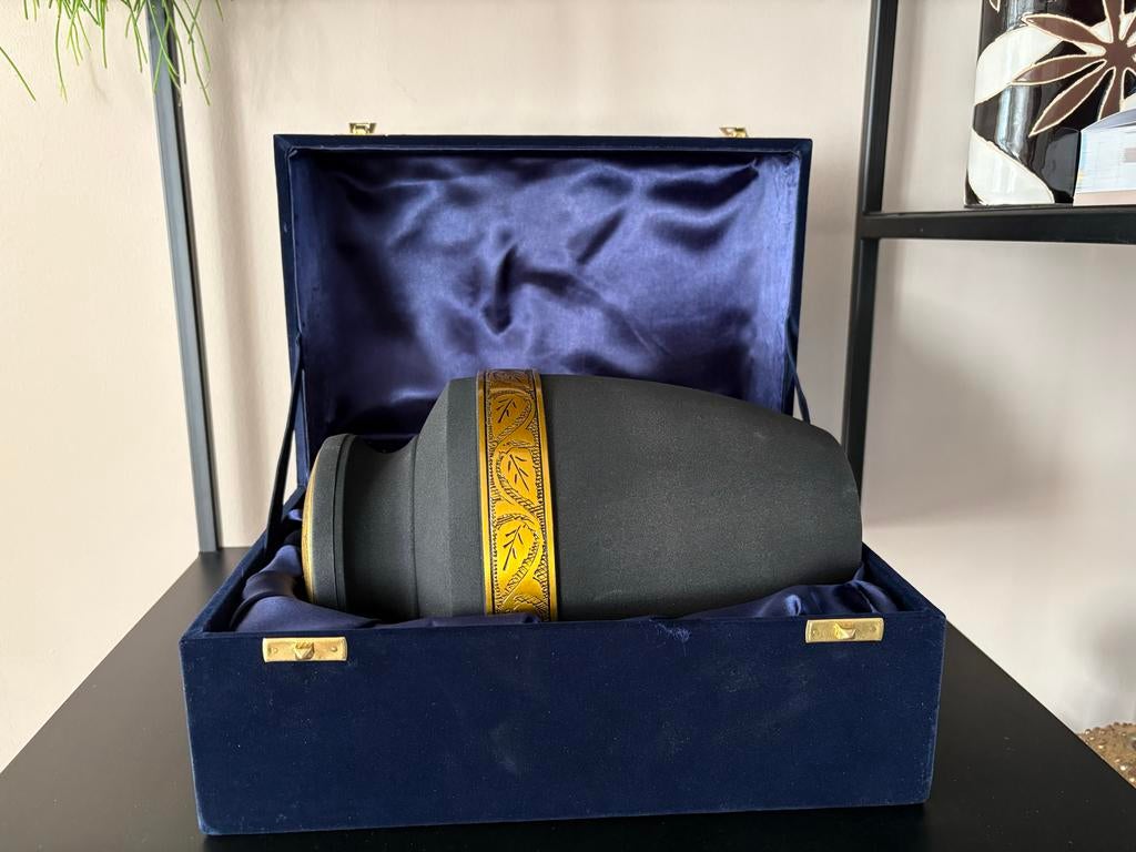 Urn 3,5 liter zwart met goud, Info@jouwurn.nl, Overige materialen, Zwart, Ophalen of Verzenden