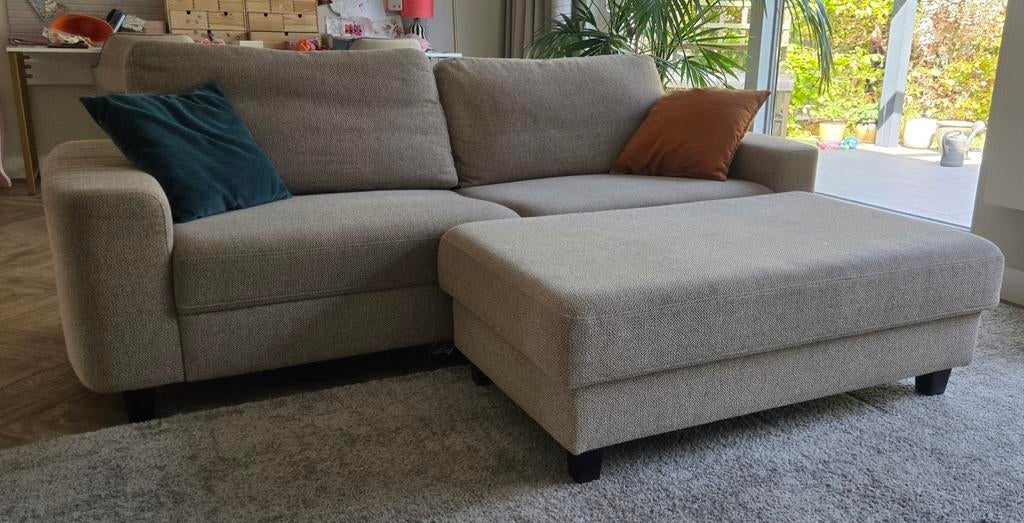 Comfortabele bank met hocker; gemêleerde beige stof, Huis en Inrichting, Banken | Bankstellen, Ophalen, Gebruikt, Hoekbank, 75 tot 100 cm