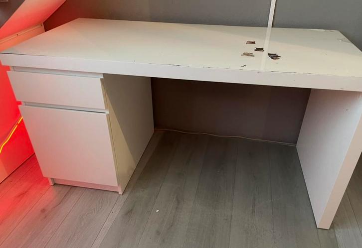Gebruikte Ikea MALM bureau wit of voor ondedelen, Huis en Inrichting, Bureaus, Gebruikt, Bureau, Ophalen