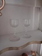 Twee antieke likeurglaasjes met gedraaide voet in topstaat., Antiek en Kunst, Antiek | Glas en Kristal, Ophalen of Verzenden