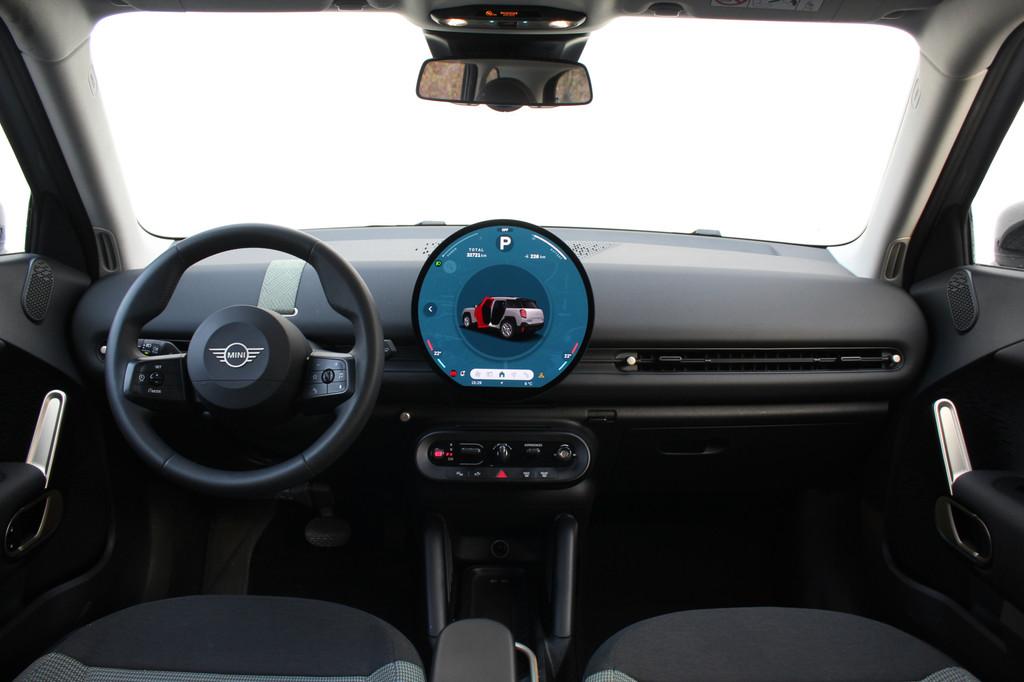 MINI Aceman SE Essential / LED / Parking Assistant / 18" Nig, Auto's, Stof, Gebruikt, Met garantie (alle), 295 min