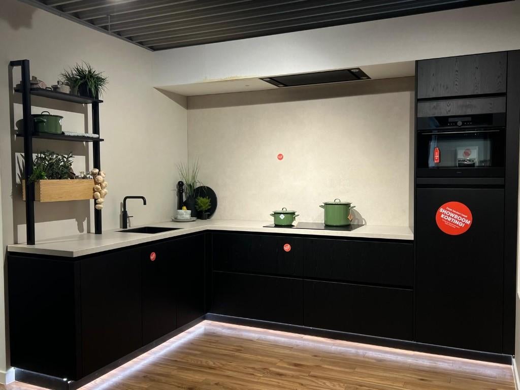 luxe showroom keuken Stanford eiken nero met hoge korting, Huis en Inrichting, Keuken | Complete keukens, Ophalen, Zwart, Hoekkeuken