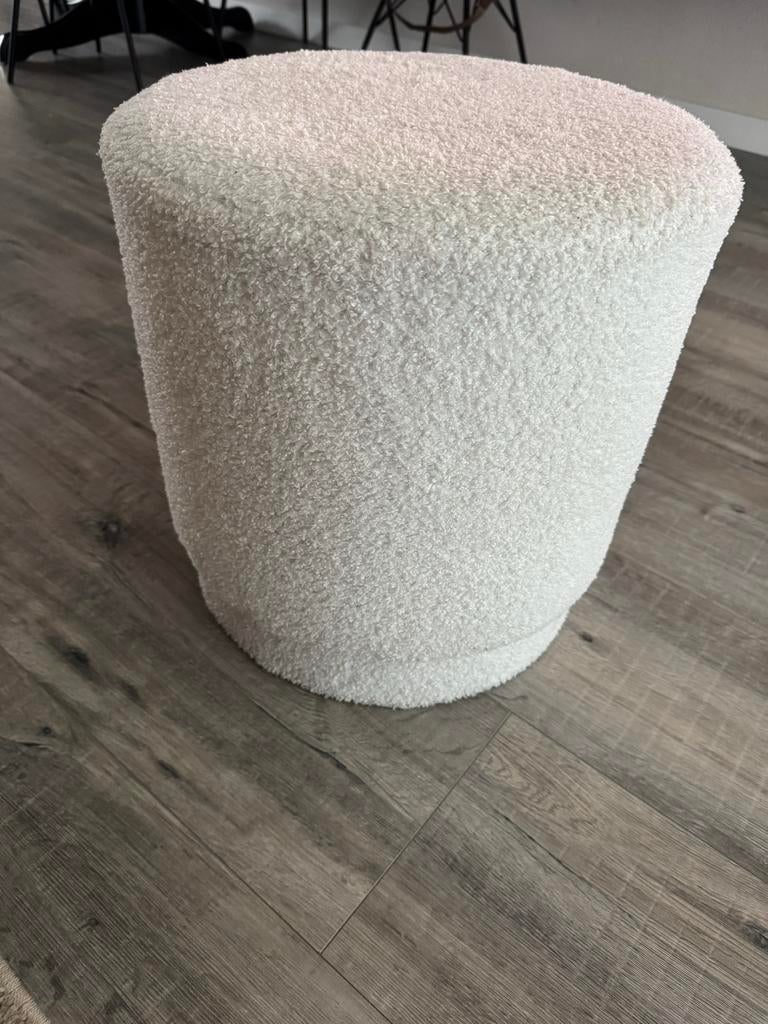 Witte Bouclé Poef - Zo goed als nieuw, Rond, Minder dan 50 cm, Ophalen of Verzenden, Zo goed als nieuw