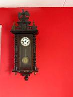 Antieke wandklok met adelaar, Ophalen