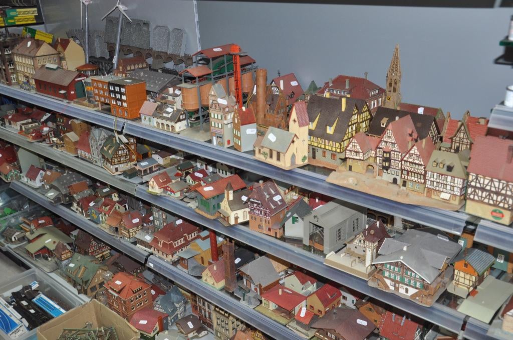 Heel veel gebouwde huisjes HO en N-spoor , kleine prijsjes, Hobby en Vrije tijd, Modeltreinen | H0, Wisselstroom, Gebruikt, Brug, Tunnel of Gebouw