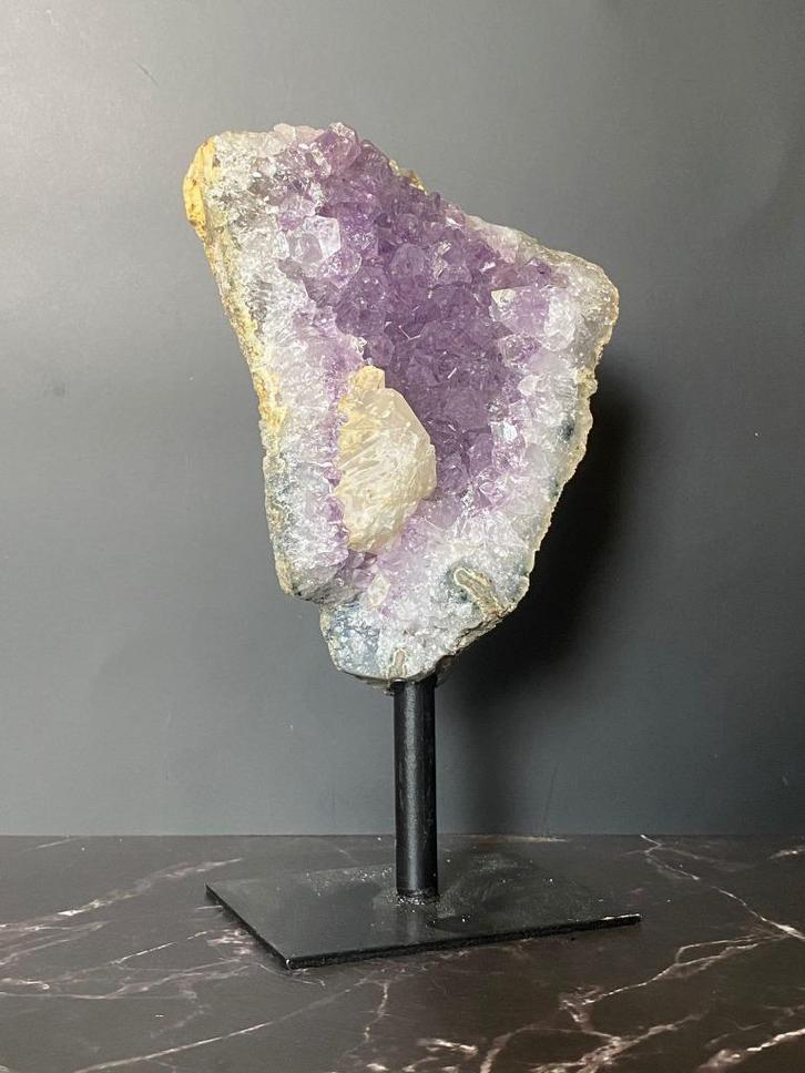GRATIS VERZENDEN Amethist met Calciet op standaard – 17,5 cm, Verzamelen, Mineralen en Fossielen, Mineraal, Ophalen of Verzenden