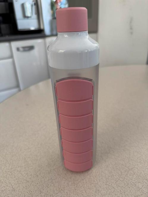 Waterfles van YOS met verwijderbaar medicijnbakje 7 vakjes, Diversen, Verpleegmiddelen, Zo goed als nieuw, Ophalen of Verzenden