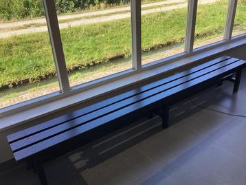 Lage sidetable of lange bank beschikbaar voor biedingen