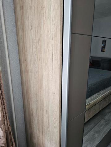 Moderne schuifdeur kledingkast met spiegel – 225 cm breed