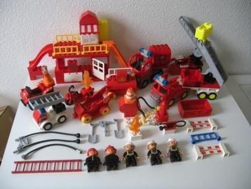 Set Duplo brandweer met 6 voertuigen, kazerne, en 5 popjes beschikbaar voor biedingen