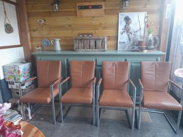 Nette stoelen beschikbaar voor biedingen
