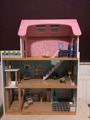 Groot poppenhuis met lift en accessoires  beschikbaar voor biedingen