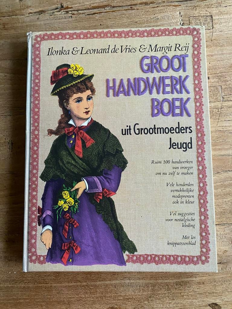 Groot handwerkboek uit grootmoeders tijd, Boeken, Hobby en Vrije tijd, Gelezen, Overige onderwerpen, Ophalen of Verzenden