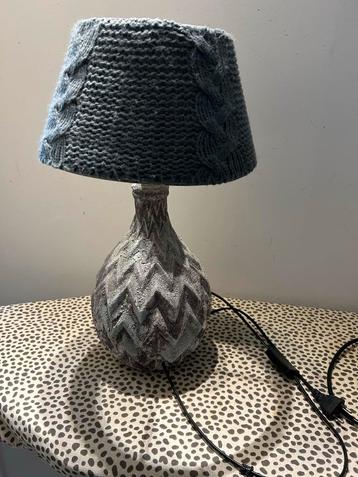 Leuk lampje met gebreide kap beschikbaar voor biedingen