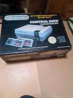 Nintendo 8 bit deck in doos, Ophalen of Verzenden, Zo goed als nieuw, Met 2 controllers