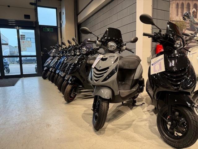 Piaggio Zip 45km altijd op voorraad staan!, Fietsen en Brommers, Scooters | Piaggio, Zo goed als nieuw, Zip, Maximaal 45 km/u