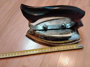 Strijkbout,wandbord Dickens, schoenlepel,oldtimer modelauto beschikbaar voor biedingen