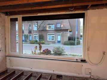 Groot raam met donker glas + optioneel rolluik beschikbaar voor biedingen
