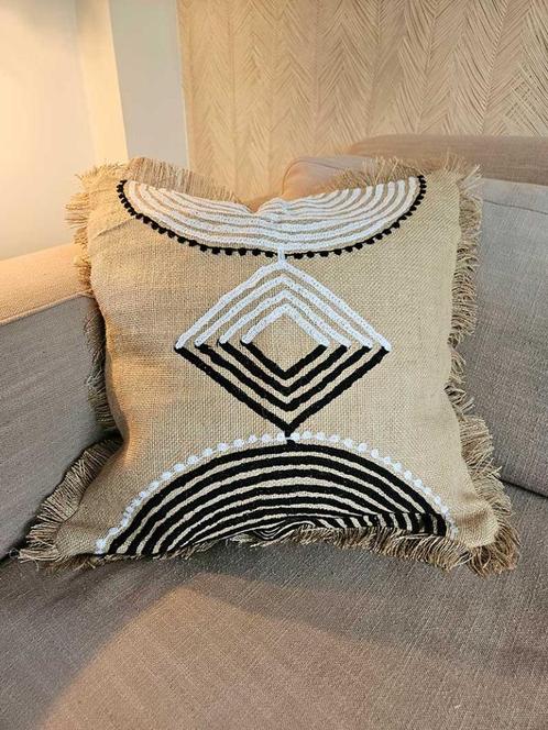 Kussenhoes Dev uit Bali, Huis en Inrichting, Woonaccessoires | Kussens, Nieuw, Beige, Vierkant, Ophalen of Verzenden