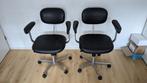 Twee bureaustoelen met armleuning en zwart lederen zit/rug, Gebruikt, Bureaustoel, Zwart, Ophalen