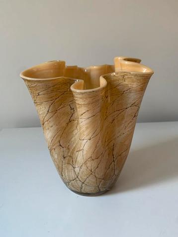 Golvende vaas van geaderd glas beschikbaar voor biedingen