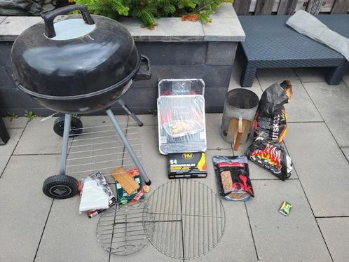 Bbq met toebehoren, Tuin en Terras, Houtskoolbarbecues, Zo goed als nieuw, Met accessoires, Ophalen