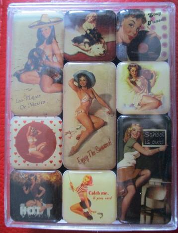 PIN-UP 9-dlg. Setje KOELKAST-Magneten in Kunststof Doosje. beschikbaar voor biedingen