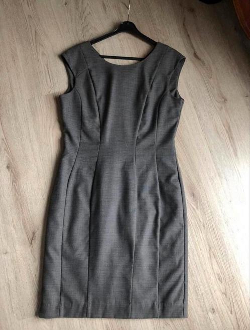 Mooi jurkje van H&M maat 42 “little black (grey) dress”, Kleding | Dames, Jurken, Zo goed als nieuw, Maat 42/44 (L), Grijs, Knielengte