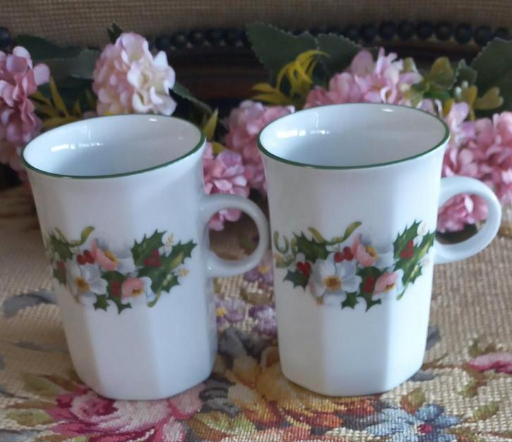 Set van 2 brocante bekers, witte/roze bloem, hulst, Bavaria, Antiek en Kunst, Curiosa en Brocante, Ophalen of Verzenden